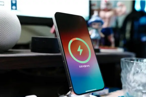 德钦苹果15换屏服务分享用什么充电器给iPhone15充电更好 